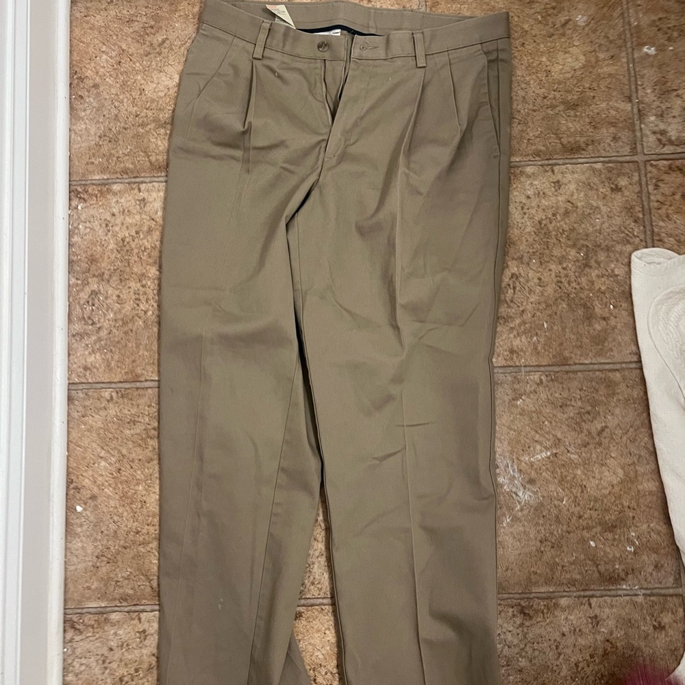 NWOT dockers classic pleated tan pant size 34 x 30 cotton